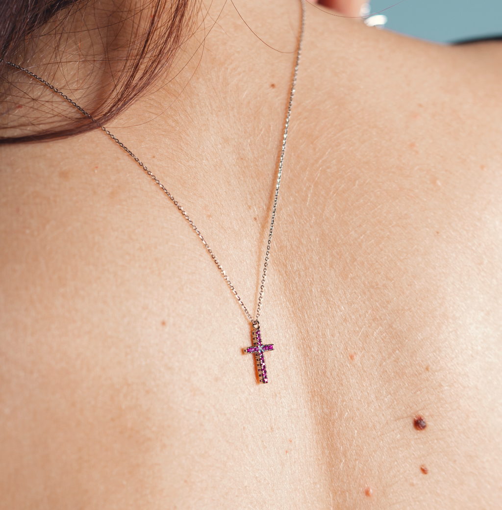 COLLANA CROCE STILIZZATA IN ORO 18 KT CON DIAMANTE E RUBINI