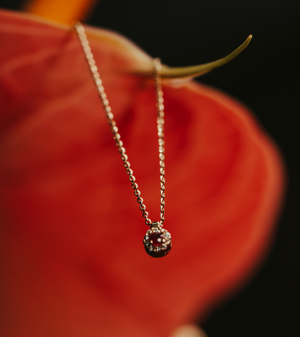 COLLANA TONDA IN ORO 18 KT CON DIAMANTI E RUBINO