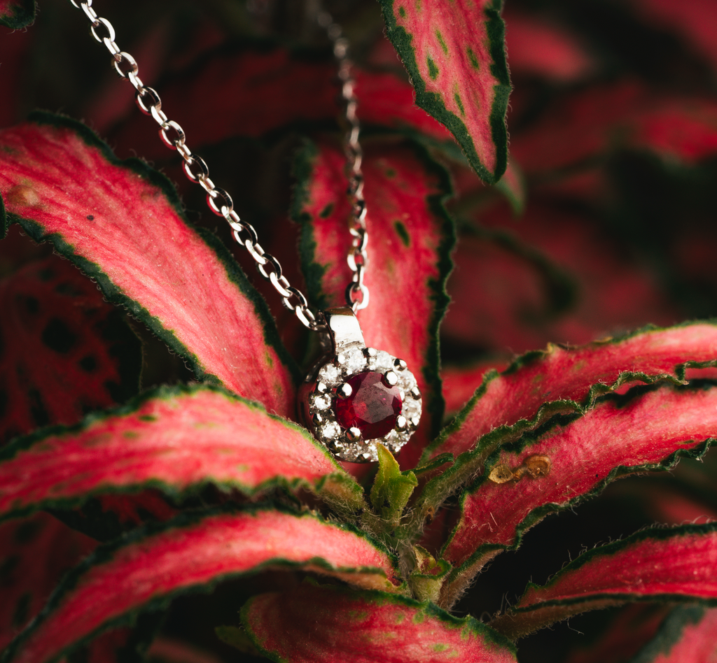 COLLANA TONDA IN ORO 18 KT CON DIAMANTI E RUBINO