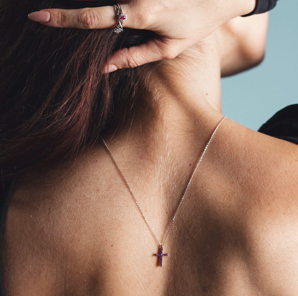 COLLANA CROCE STILIZZATA IN ORO 18 KT CON DIAMANTE E RUBINI