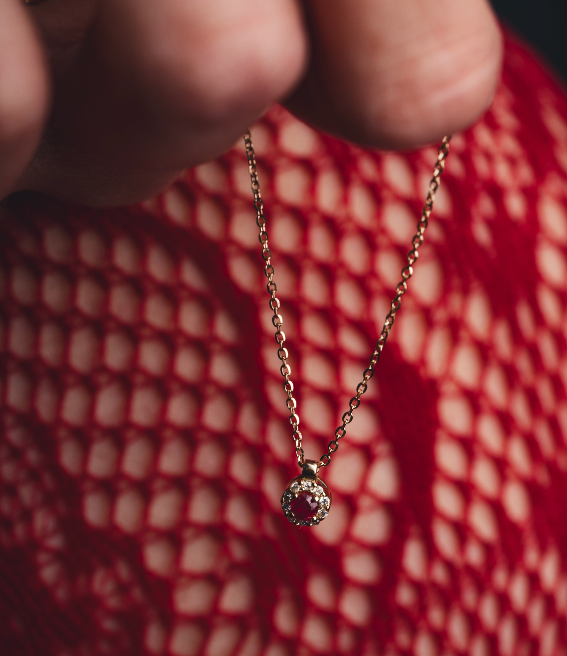 COLLANA TONDA IN ORO 18 KT CON DIAMANTI E RUBINO