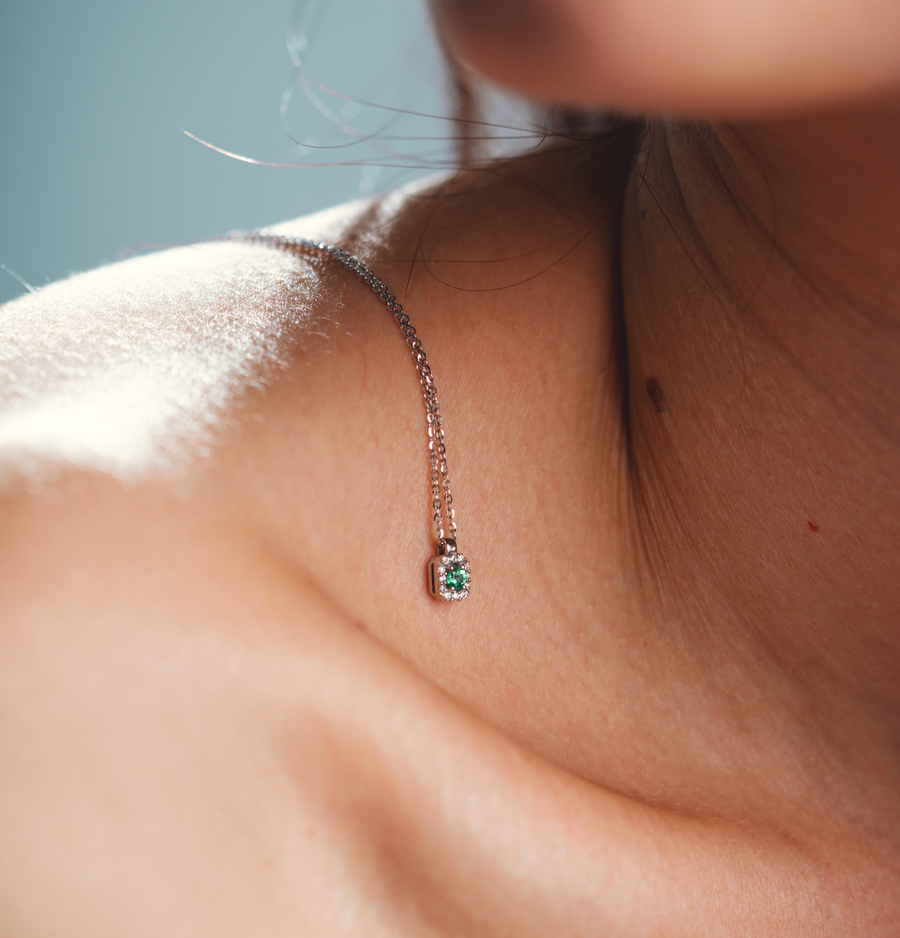 COLLANA OTTAGONALE IN ORO 18 KT CON DIAMANTI E SMERALDO