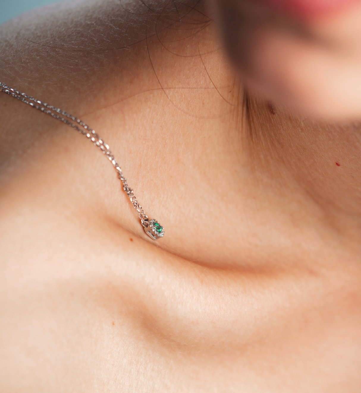 COLLANA OTTAGONALE IN ORO 18 KT CON DIAMANTI E SMERALDO