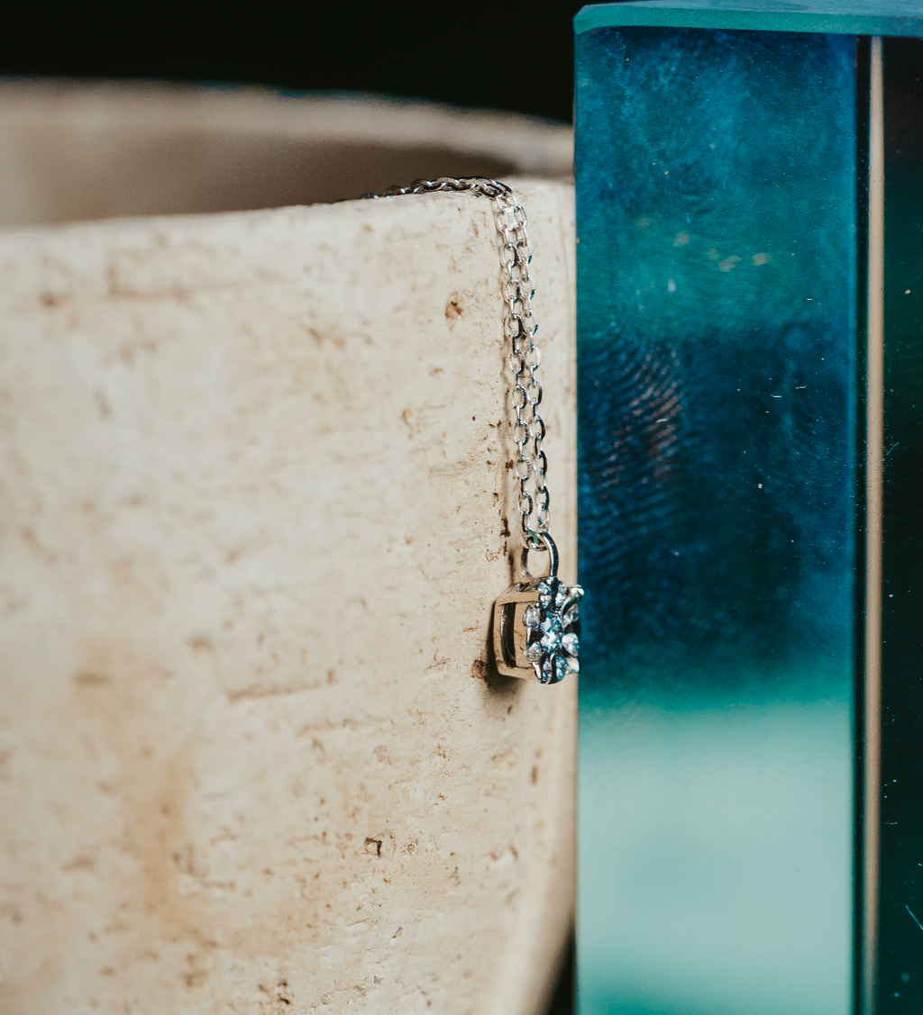 COLLANA PUNTO LUCE IN ORO 18 KT CON DIAMANTE