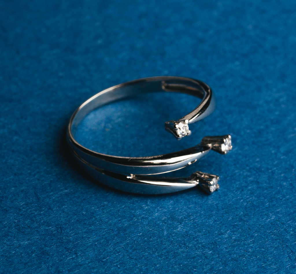 ANELLO TRILOGY IN ORO 18 KT CON DIAMANTI
