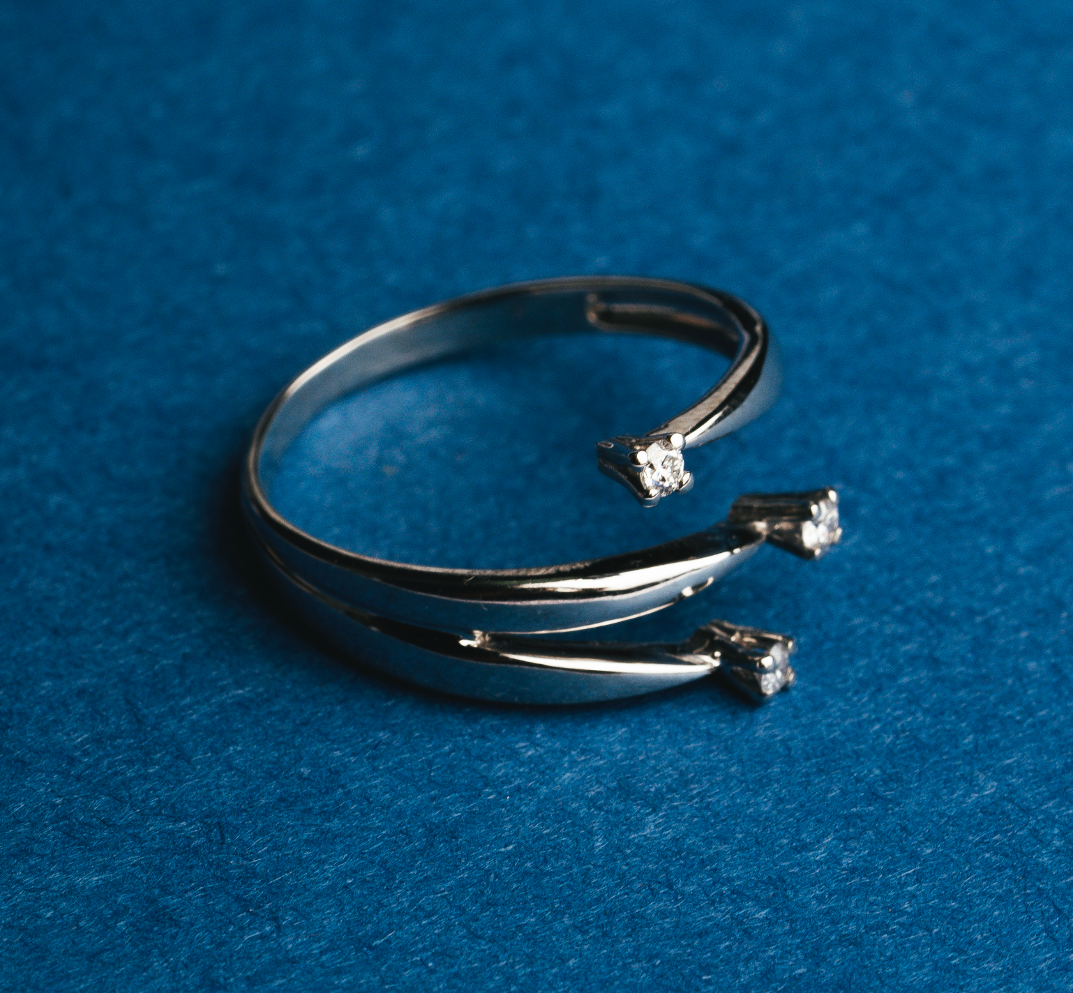 ANELLO TRILOGY IN ORO 18 KT CON DIAMANTI