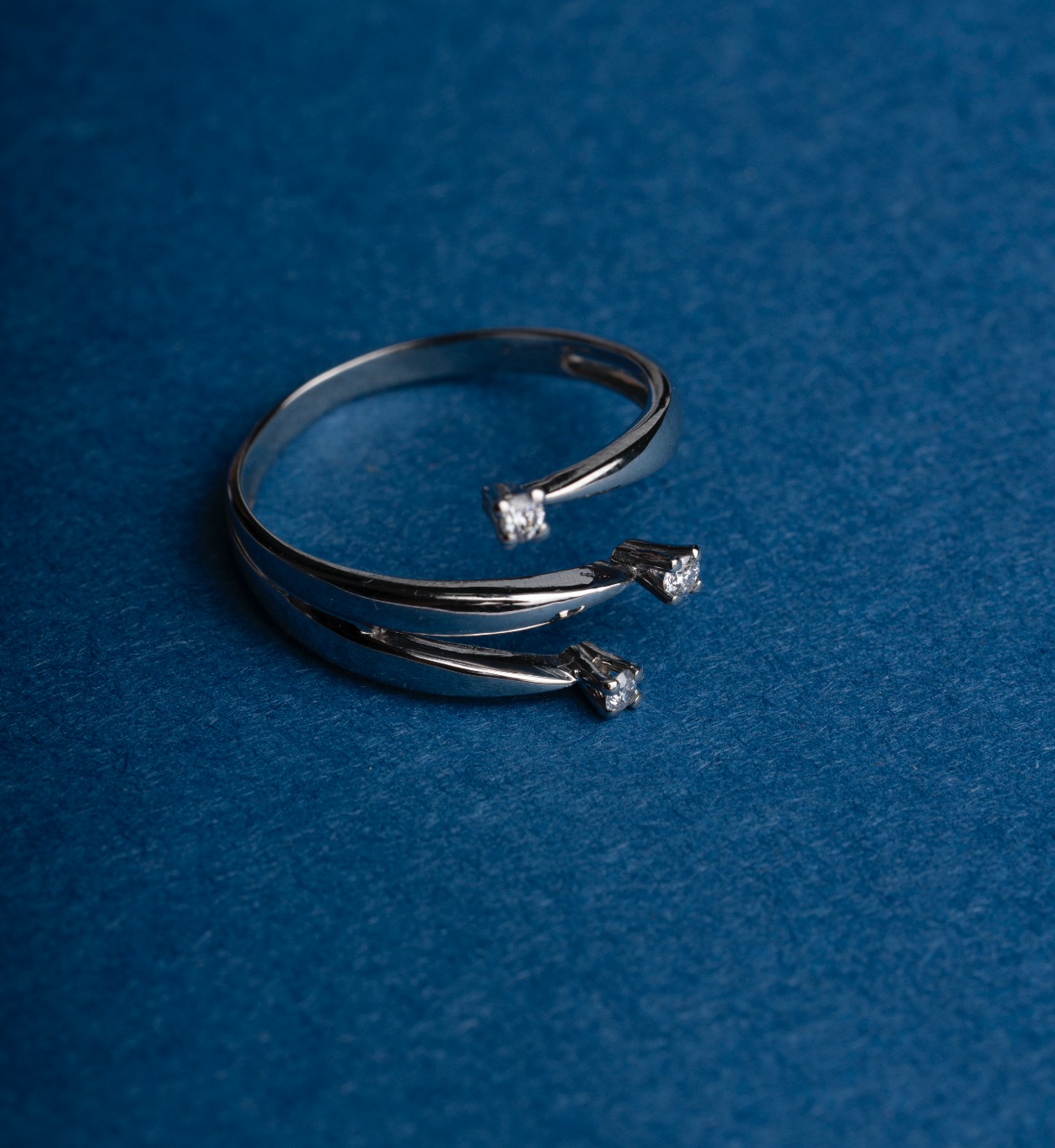 ANELLO TRILOGY IN ORO 18 KT CON DIAMANTI