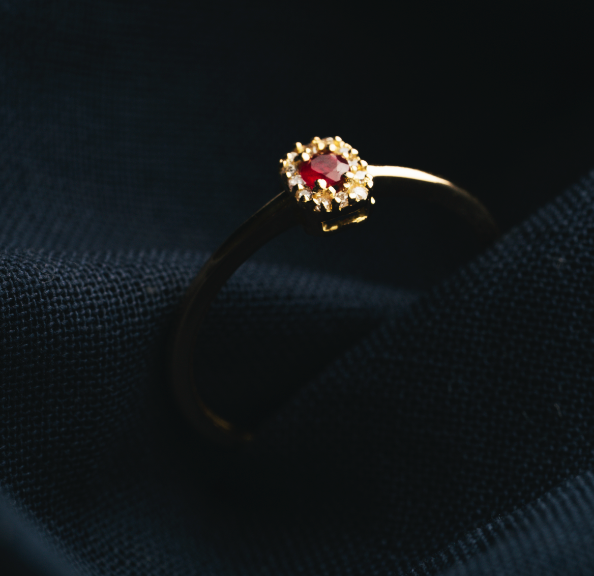 ANELLO OTTAGONALE IN ORO GIALLO 18 KT E RUBINO