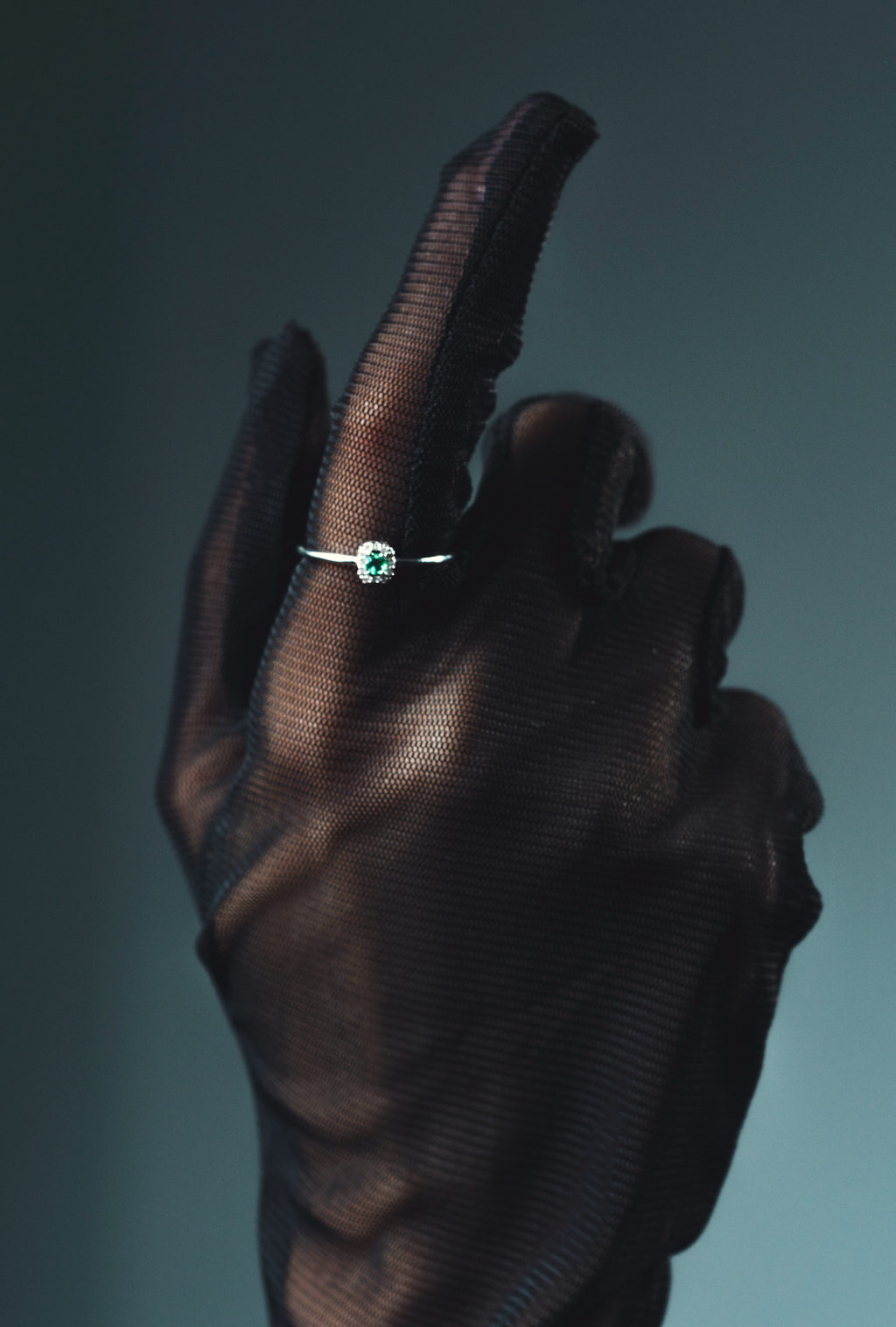 ANELLO OTTAGONALE IN ORO 18 KT CON DIAMANTI E SMERALDO