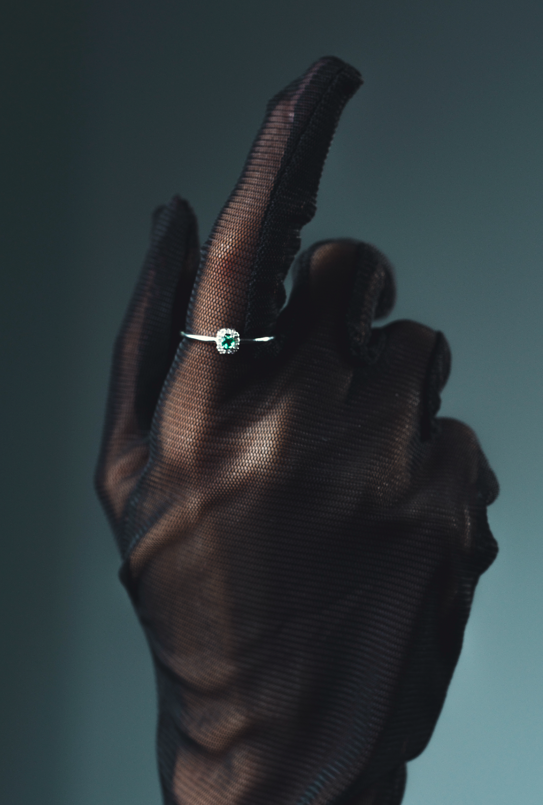 ANELLO OTTAGONALE IN ORO 18 KT CON DIAMANTI E SMERALDO