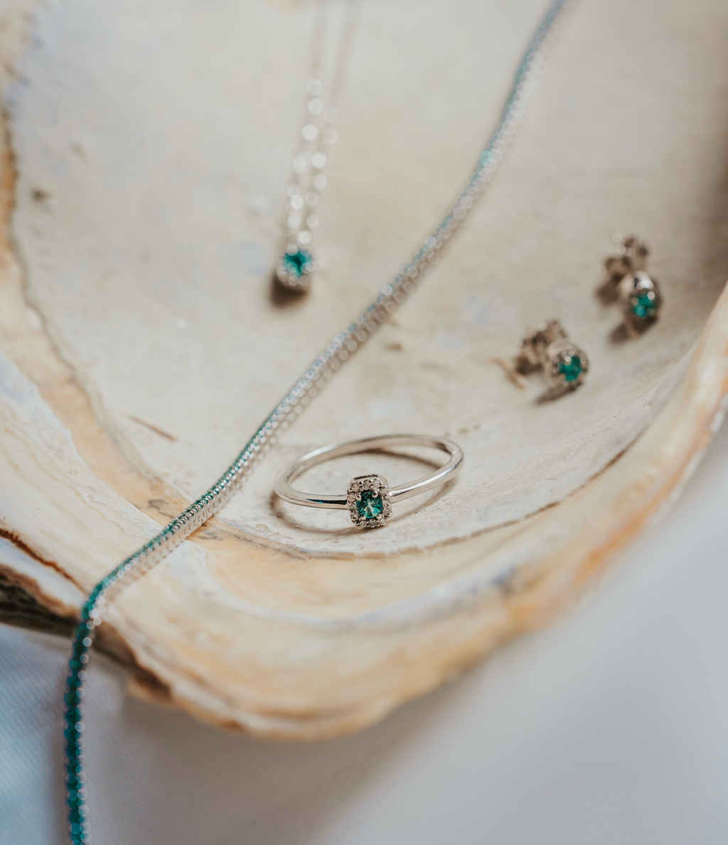 ANELLO OTTAGONALE IN ORO 18 KT CON DIAMANTI E SMERALDO