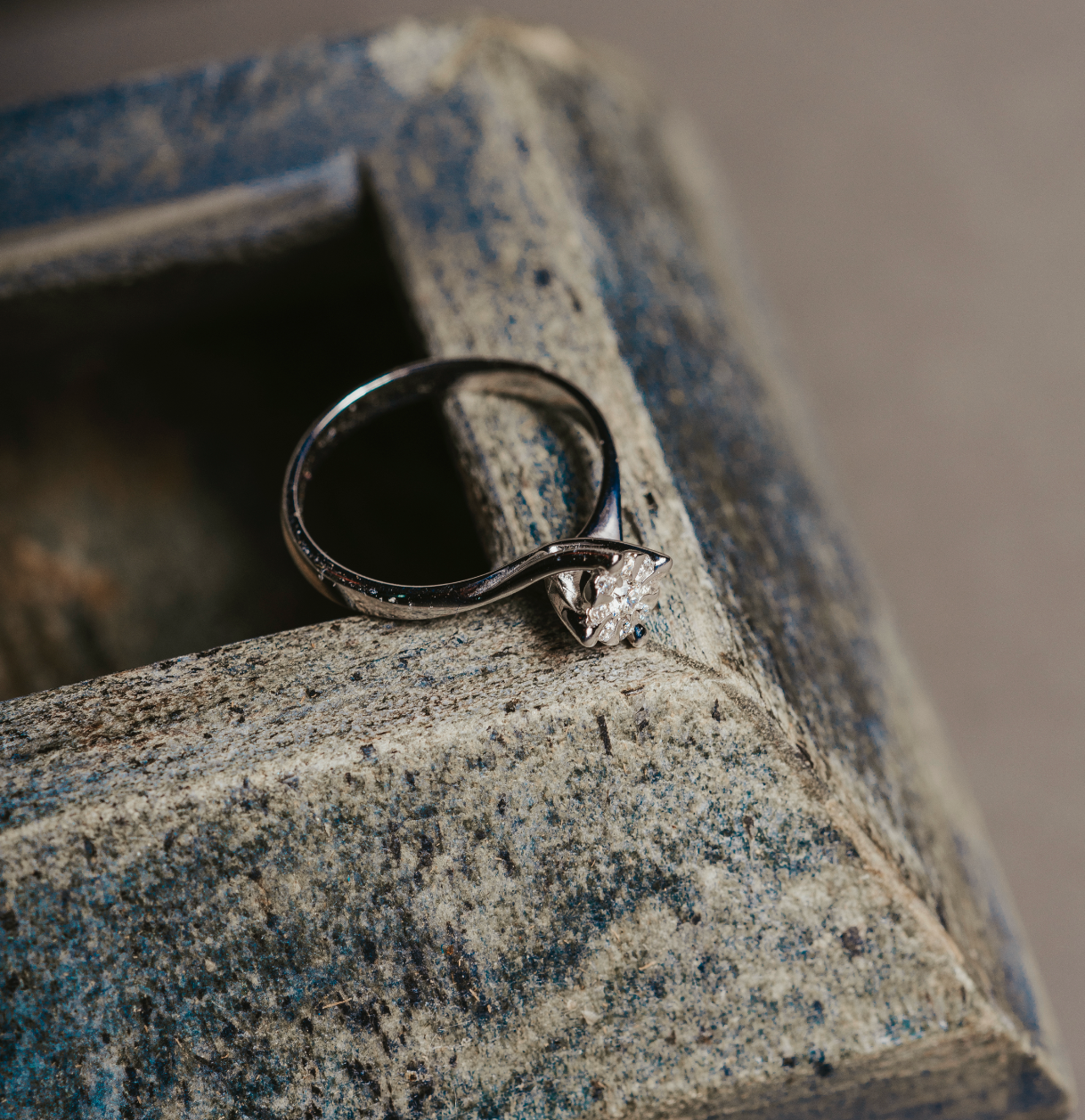 ANELLO SOLITARIO MAGIC IN ORO 18 KT CON DIAMANTI