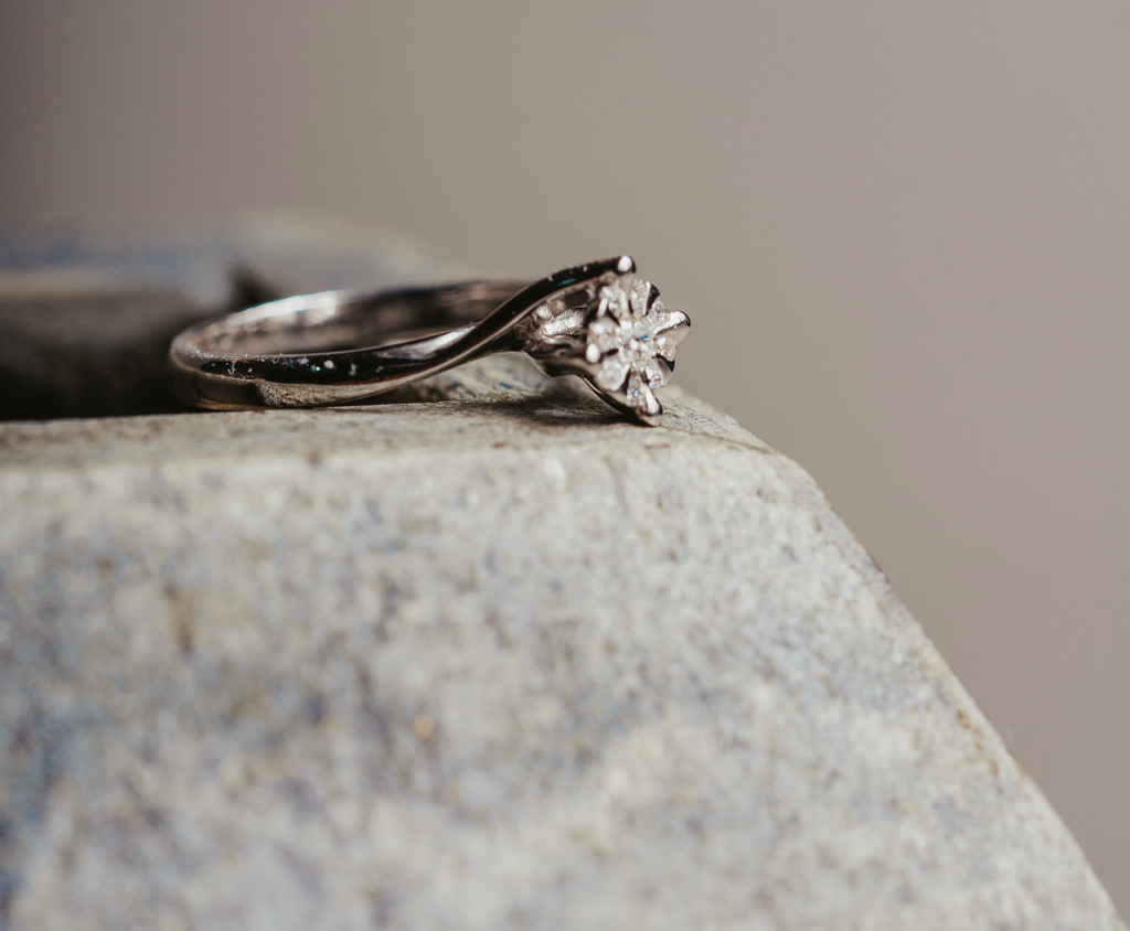 ANELLO SOLITARIO MAGIC IN ORO 18 KT CON DIAMANTI